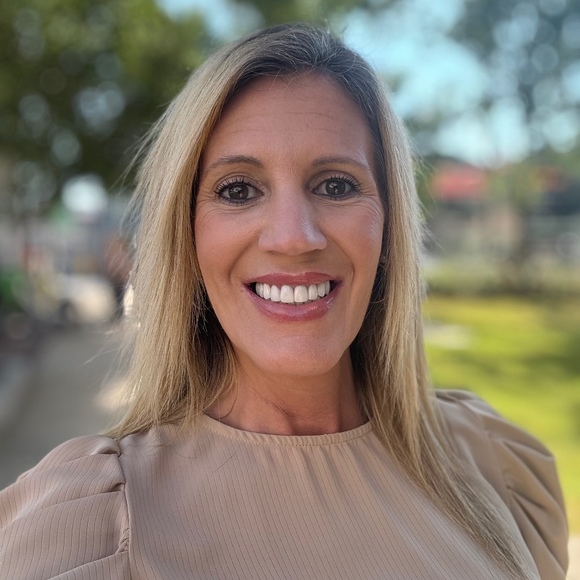 Meet your Posher, Brittany. I have two amazing and beautiful daughters, 14 & 18. - Picture 1 of 8